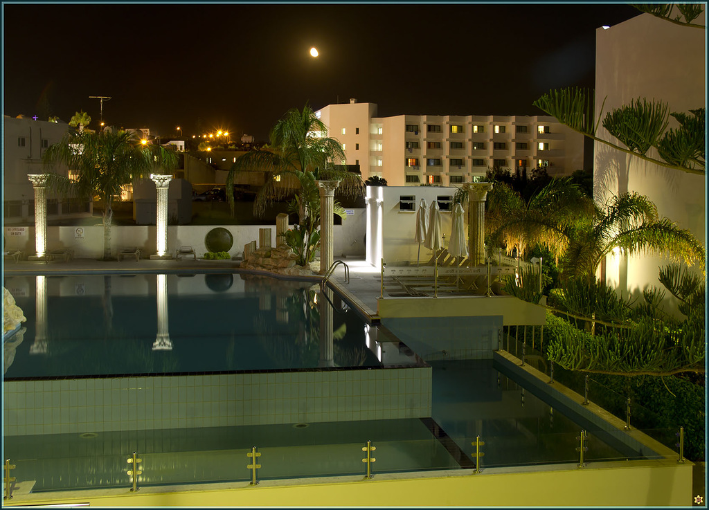 Вид с балкона на бассейн, отель Нью Фамагуста Вид с балкона на бассейн, отель Нью Фамагуста