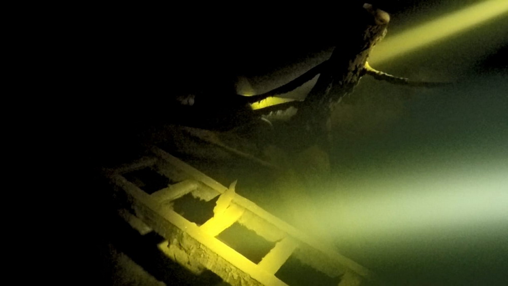 лестница на краю пропасти, огражденной тросом лестница на краю пропасти, огражденной тросом