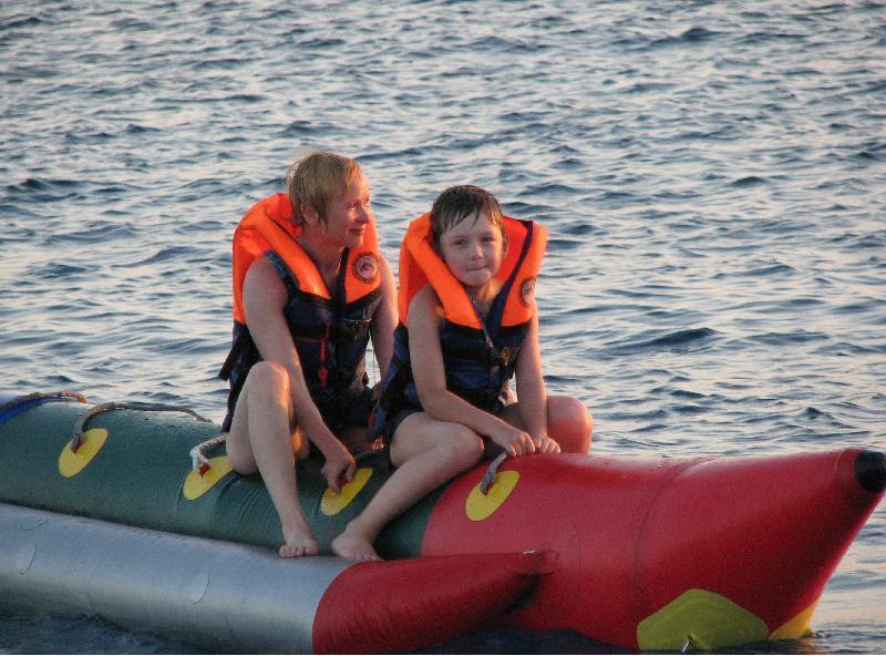 мы с Пашкой остались вдвоем на банане мы с Пашкой остались вдвоем на банане