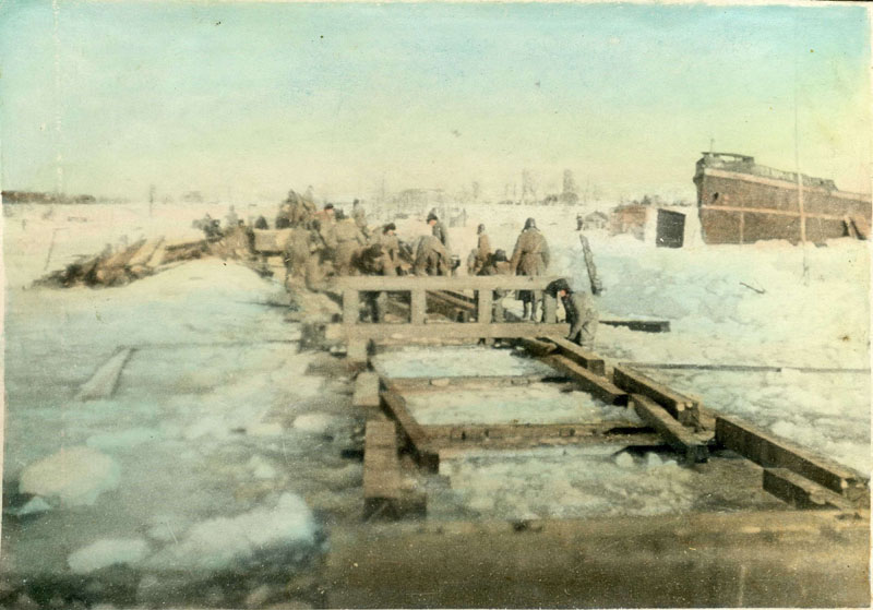 Укладка направляющих продольных брусьев.jpg Укладка направляющих продольных брусьев.jpg