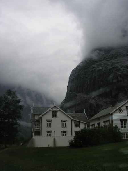 стена троллей