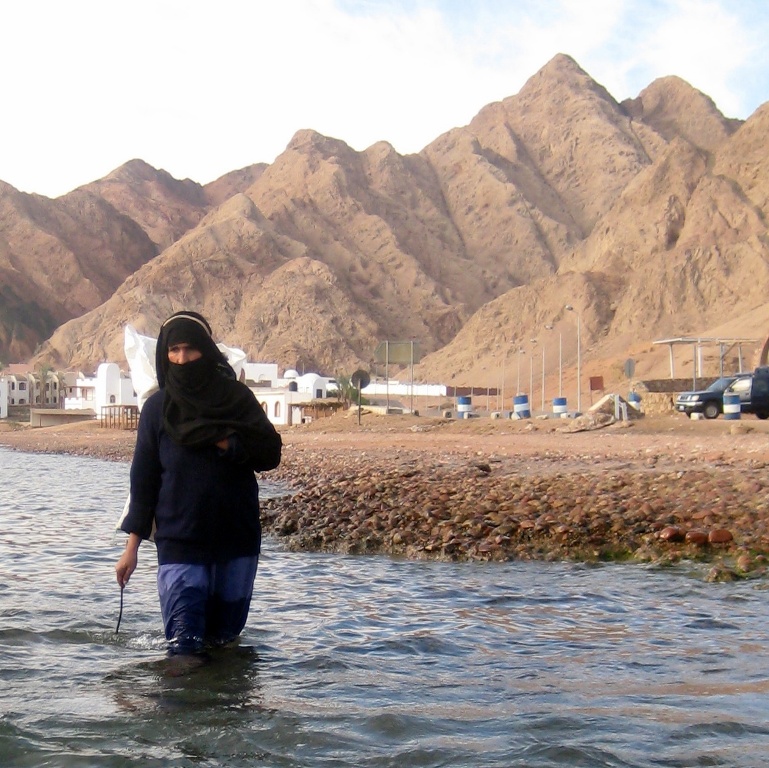 Бедуинка за сбором морепродуктов.