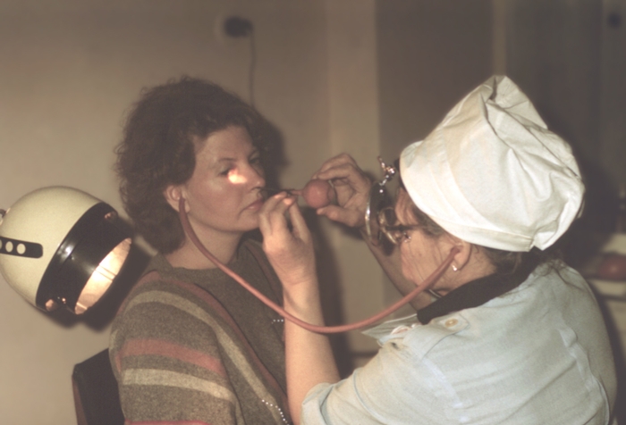 Продувание уха с помощью катетера и резинового баллона.