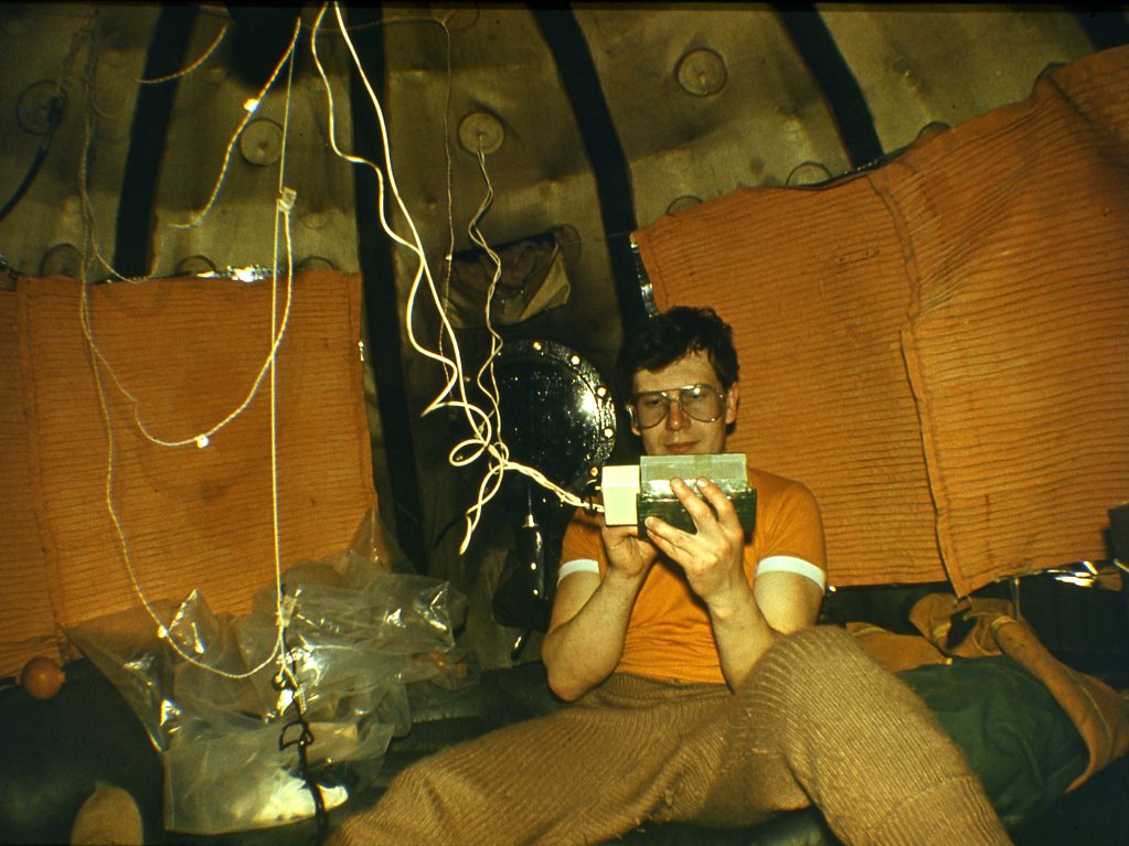 Леонид Бугров внутри подводной лаборатории «Спрут», 1984 Леонид Бугров внутри подводной лаборатории «Спрут», 1984