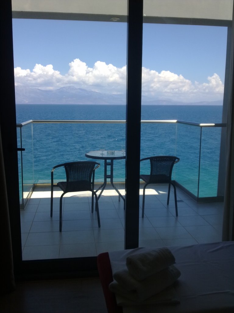 окно на море