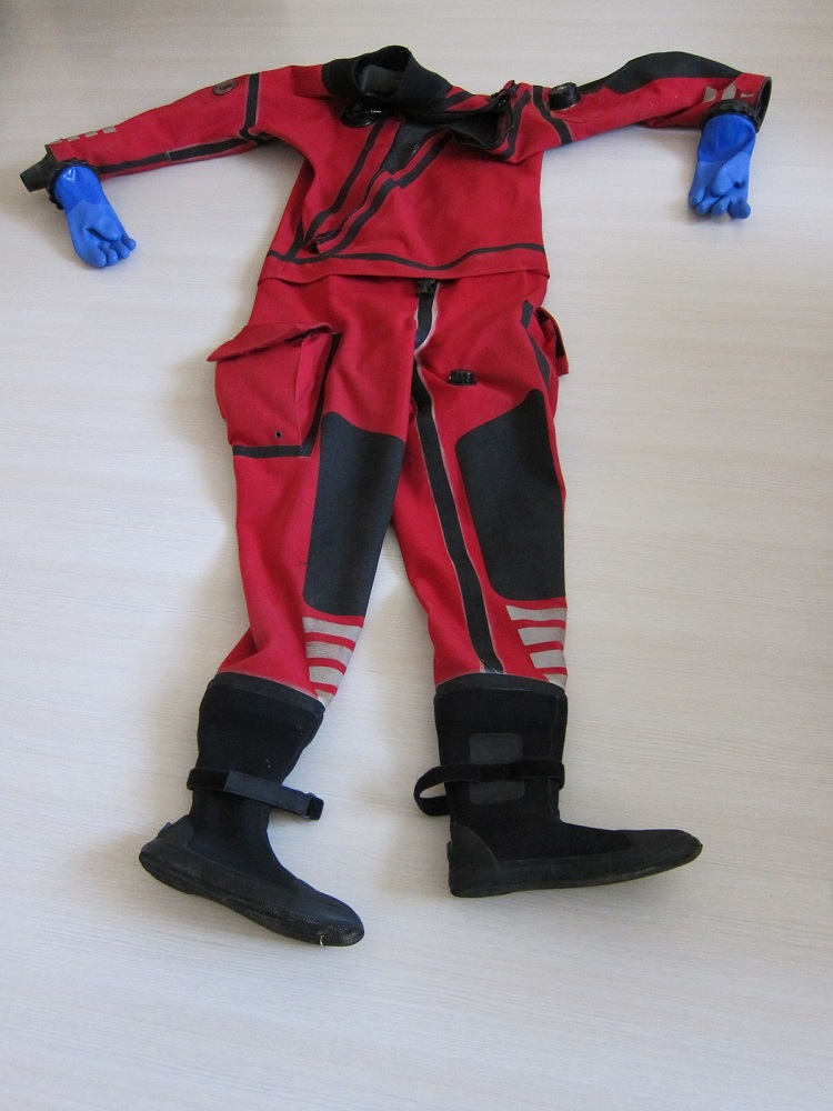 Продам cухой костюм Heavy Light Cordura RedQ, размер L Продам cухой костюм Heavy Light Cordura RedQ, размер L