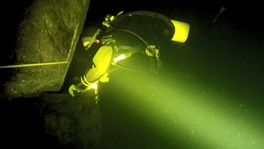 спарко-дайвер изучает бочку спарко-дайвер изучает бочку