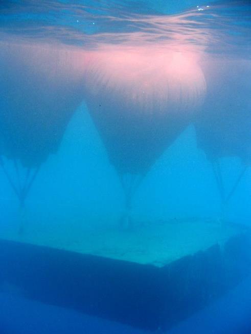 Понтоны на мертвом якоре Понтоны на мертвом якоре