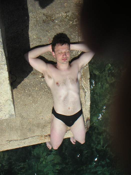 Максим загорает