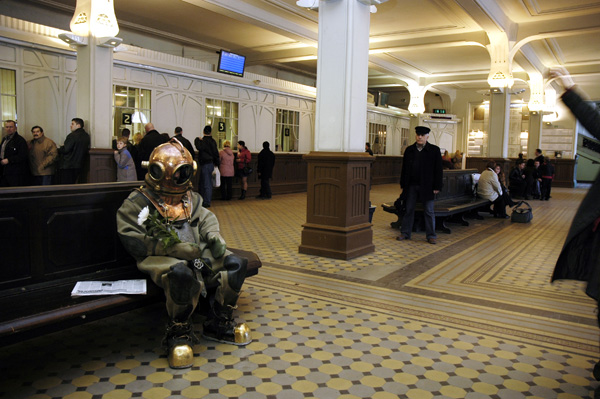 водолаз на вокзале