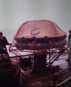 Подготовка подводной палатки, сделанной из спасательного плота, перед установкой на плантации ламиниарии на Белом море у о. Парусный, Соловецкие острова.
Фото Владимира Кухтарова, 198... г. Подготовка подводной палатки, сделанной из спасательного плота, перед установкой на плантации ламиниарии на Белом море у о. Парусный, Соловецкие острова.
Фото Владимира Кухтарова, 198... г.